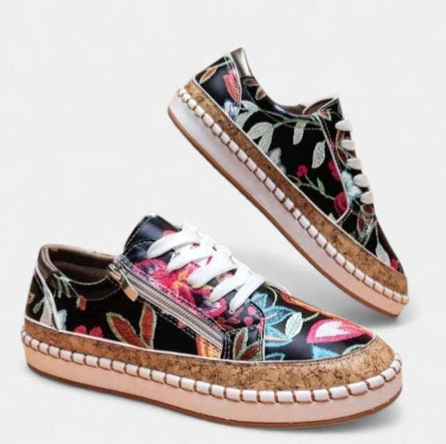 Monika | Damskie sznurowane sneakersy o niskim profilu i podeszwie o wyrazistej fakturze | Rokishi