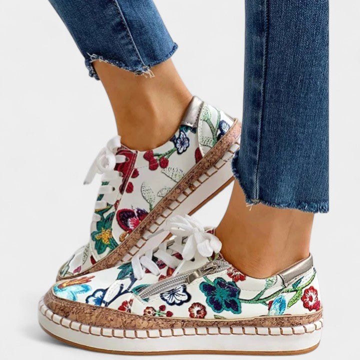 Monika | Damskie sznurowane sneakersy o niskim profilu i podeszwie o wyrazistej fakturze | Rokishi