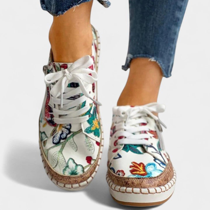 Monika | Damskie sznurowane sneakersy o niskim profilu i podeszwie o wyrazistej fakturze | Rokishi